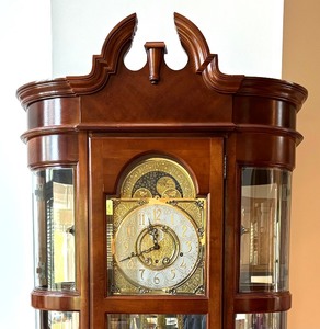 lot 18 image: Beautiful Ridgeway Curio Cabinet Grandfather Clock