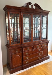 lot 4 image: Chippendale Style China Cabinet