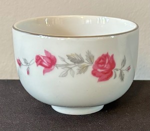 lot 64 image: Eight Petite Rice Bowls