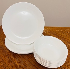 lot 114 image: 5 Plates and 7 Bowls by Corelle Vitrelle