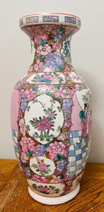 lot 103 image: Large Vintage Famille-Rose Design Porcelain Vase