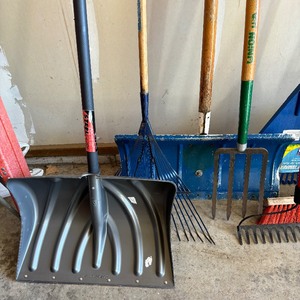 lot 165 image: Large Long Handled Tool Lot