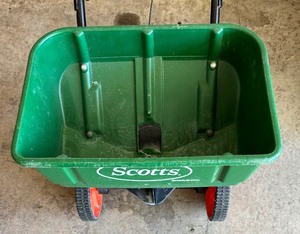 lot 180 image: Scotts Speedy Green Spreader