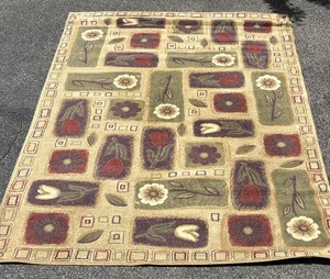 lot 193 image: Fun Floral Area Rug