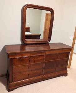 lot 22 image: Carlisle Collection Mirrored Wood Dresser