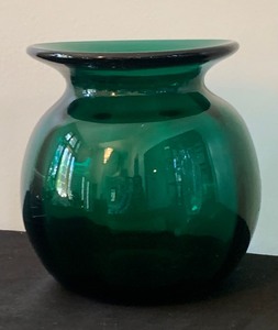 lot 210 image: Two Pretty Glass Vases
