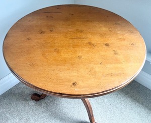lot 20 image: Lane Oak Round Accent Table