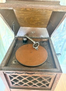 lot 18 image: Antique Pathe Phonograph