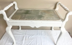 lot 21 image: Vintage White Vanity Seat
