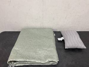 lot 224 image: 2PCS King Size Comforter with Pillow