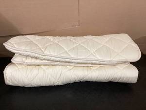 lot 382 image: Queen Size WOW Hand Made Wool Mattress Topper