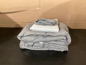 lot 603 image: Maple & Stone Silver Gray Comforter Set. 82x86