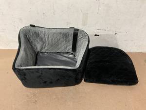 lot 590 image: GL GLENSLAVE Dog Car Seat. 18x19x13