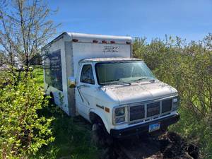 lot 10 image: 1987 GMC Cutaway Cube Van