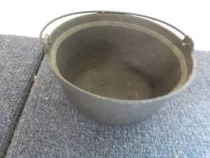 Cast Iron Pot with Handle 8 diameter