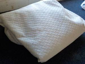 Queen Size Mattress Pad - like new for deep mattresses