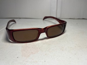 lot 25B image: GUESS XANDU Sunglasses Frame reads GU148 50-17-133, Color is BU-1 (Burgundy with brown lens).