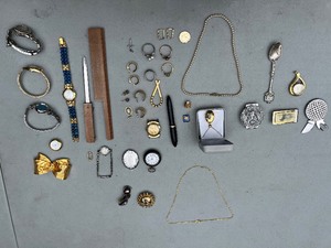 lot 56 image: Vintage Jewelry