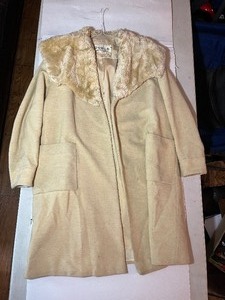 lot 8 image: George Carmel New York Gould Furs Minneapolis Vintage long off-white coat with what appears to be an unknown type of fur collar