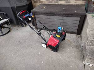 lot 123 image: Toro Power Curve Snow Thrower