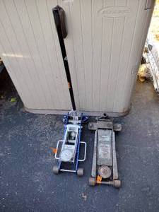 lot 159 image: Pittsburgh 2.5-ton low profile rapid pump floor jack with handle. 3-ton Pittsburgh rapid pump floor jack no handle.  (RPD)