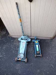 lot 160 image: Companion 2-ton floor jack, handle&nbspNot Included. Floor jack with handle, no brand name available.