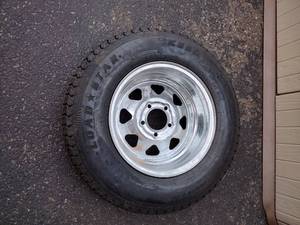 lot 220 image: Load Star K550 10096m tire on rim