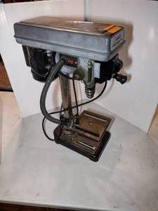 lot 147 image: Central Machinery 5-speed Bench Drill Press. Powers up, light doesnt turn on