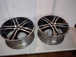 lot 149 image: (2) 18X8 Car Rims