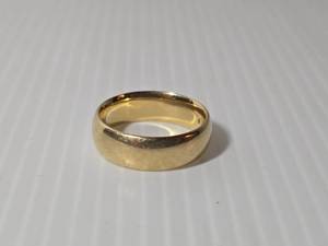 lot 253 image: Mens 14k gold wedding band