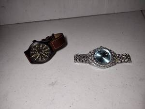lot 252 image: Timex Expedition watch and SkinShey watch