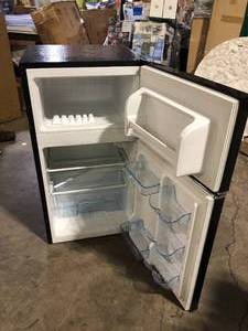 Frigidaire 3.2 cu. ft. 2 Door Retro Mini Fridge in Black  Customer Returns See Pictures
