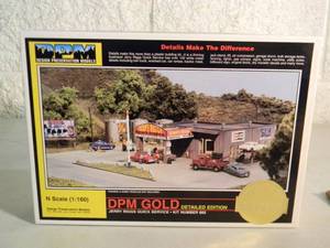 lot 9 image: DESIGN PRESERVATION MODELS N SCALE DPM GOLD EDITION JERRY RIGGS QUICK SERVICE #662 - IN BOX - FANTASTIC PIECE - SEE PICTURES