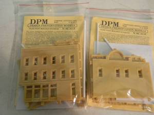 lot 14 image: DESIGN PRESERVATION MODELS N SCALE DPM CORNER APOTHECARY #507 & CRESTONE CREDIT UNION #508 - NEW IN PACKAGE - FANTASTIC SET - SEE PICTURES