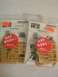 lot 16 image: DESIGN PRESERVATION MODELS N SCALE DPM CRICKETS SALOON #511 & ROADKILL CAFE #512 - NEW IN PACKAGE - FANTASTIC SET - SEE PICTURES