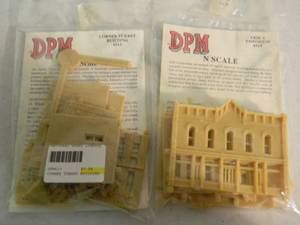 lot 17 image: DESIGN PRESERVATION MODELS N SCALE DPM CORNER TURRET BUILDING #513 & ERIKS EMPORIUM #514 - NEW IN PACKAGE - FANTASTIC SET - SEE PICTURES