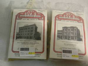 lot 18 image: DESIGN PRESERVATION MODELS N SCALE DPM REED BOOKS #515 & WILHELMIS MERCANTILE #516 - NEW IN PACKAGE - FANTASTIC SET - SEE PICTURES