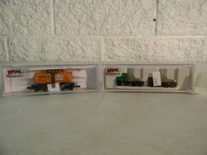 lot 24 image: ATLAS N Scale BEER CAN TANK HOOKER CHEMICAL #32371 & 1984 FORD LNT 9000 GREEN 2 PCS #2923 - IN CASE - NICE - GREAT SET - SEE PICTURES