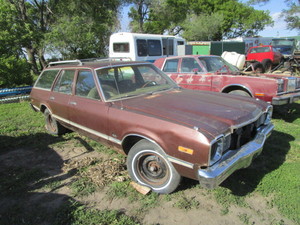 lot 27 image: 1976 Plymouth Volare Station Wagon