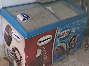 lot 322 image: AHT Commercial 280W Haagen-DazsNestle logo Cooler