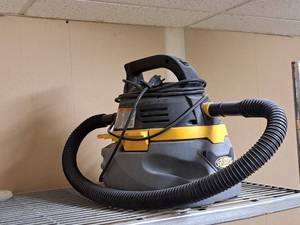 lot 382 image: Stinger Cordless WetDry Shop Vac
