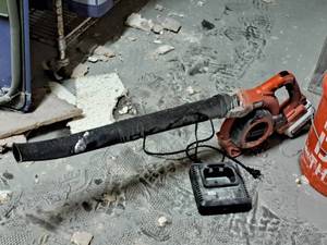 lot 383 image: Black & Decker 40V Blower with Battery, Charger