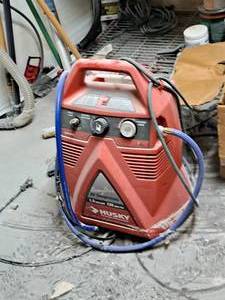 lot 387 image: Husky Easy Air 1.5-Gallon 135-PSI Air Compressor