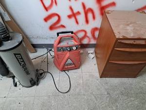 lot 182 image: Husky Easy Air To Go 1.75-Gallon 135-PSI Air Compressor Y1010