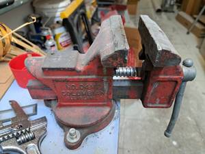 lot 186 image: Bench Vise 4-grip