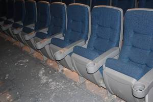 lot 492 image: Lot of (11 Seats) Theatre Seating 1-Row
