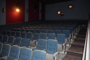 lot 510 image: Lot of (16 Seats) Theatre Seating 1-Row