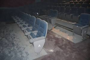 lot 526 image: Lot of (12 Seats) Theatre Seating 2-Rows