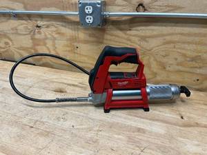 lot 147 image: MILWAUKEE M12 12V Lithium-Ion Cordless Grease Gun (Tool-Only)