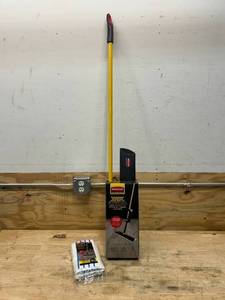 lot 161 image: RUBBERMAID Single Nozzle 15-fl oz Spray Mop with 8 Pack of Disposable Microfiber Mop Pads